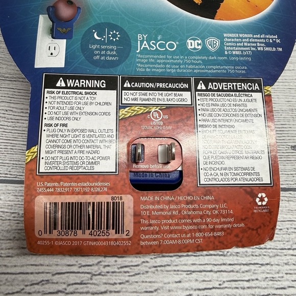 Projectables DC Comics Wonder Woman Multicolor LED Auto On/Off Night Light - Picture 5 of 5